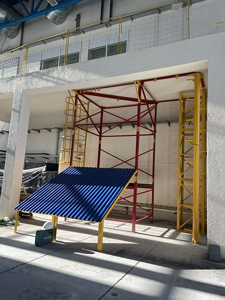 г. Новый Уренгой.  В ЧПОУ «Газпром техникум Новый Уренгой» используют тренажер "Альпинист - 02-03-2" для отработки навыков